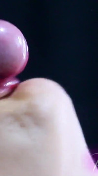Getti di sperma mi passano attraverso la bocca