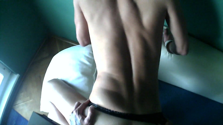 Idmir Sugary: 我在继兄弟的屁股上射精，我把精液深深插入他的淫荡小穴