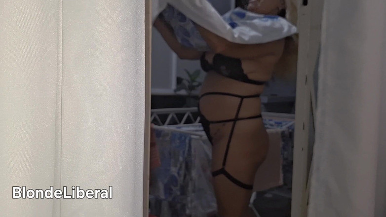 BlondeLiberal: Неслухняна домогосподарка хизується перед перехожими, поки її чоловік працює.