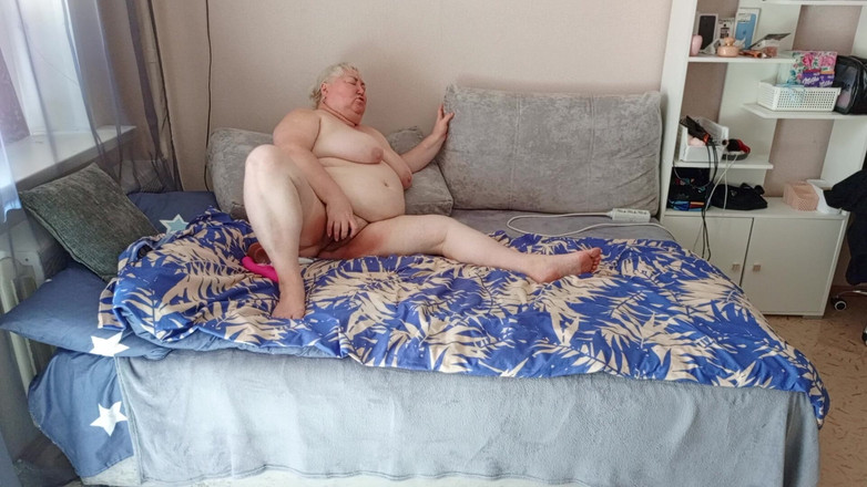 Zona901: Macecha s velkým zadkem masturbuje a touží po velkém černém ptákovi...