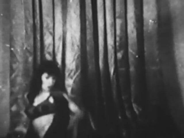 Vintage Usa: Компіляції. Еротичний танець і котячий бій вінтажної сексуальної мілфи (без звуку, але музики)