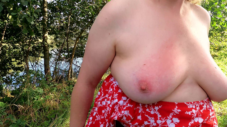 Bouncy Tits Action: En el campo sus pechos desnudos golpeados