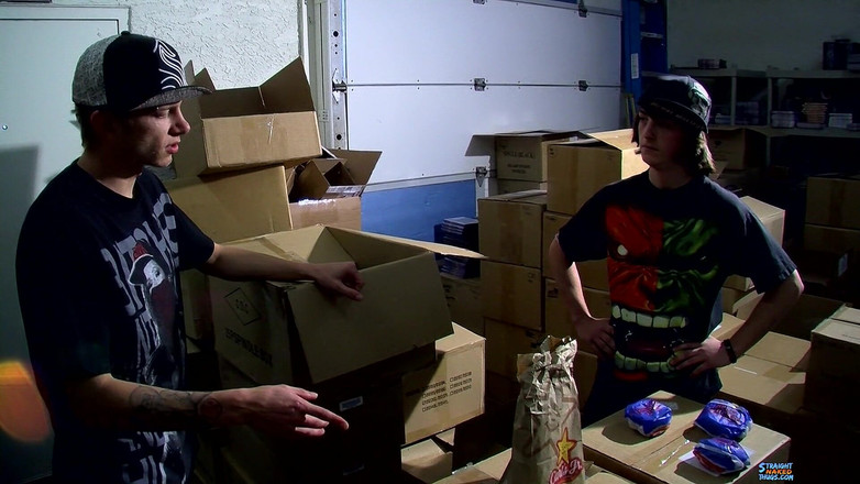 Straight naked thugs: スケーターはザーメンびしょ濡れの、いやらしいイタズラを引っ張ります