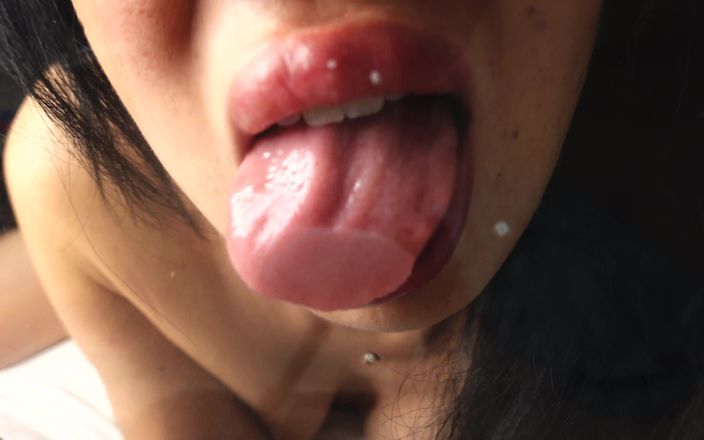 Asmr_mouth: Glaslikken in naaktheid