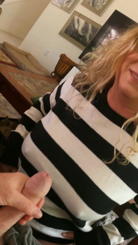 La matrigna è fuori in biancheria intima in salotto