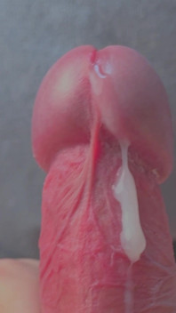 Ejakulace pohledného teenagera (detail a zpomalený záběr)