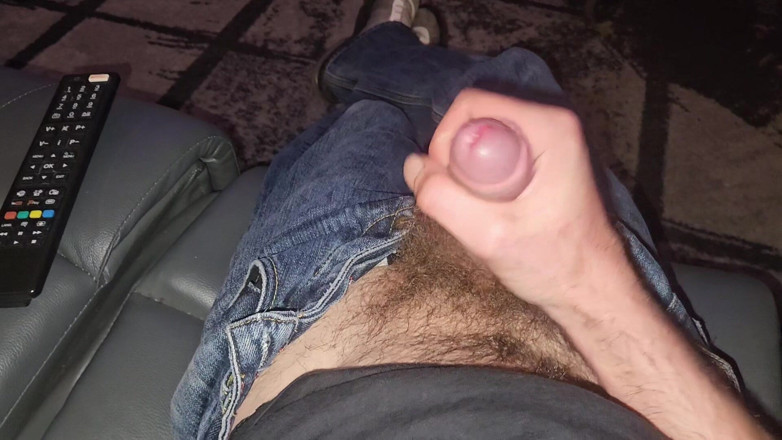 Smoking stoker: Masturbando meu pau grande em jeans, topless, cuspindo, gozada