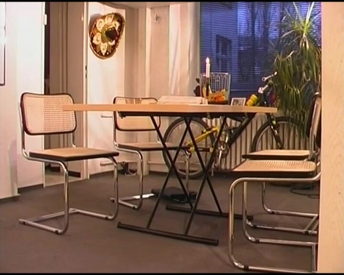 Deutsche XXX Filme: ドイツ人女性がロードされたチンポで行動しているのを見る