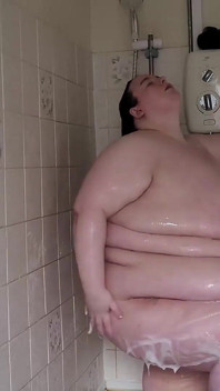 Smyslná sprcha s obřím tělem