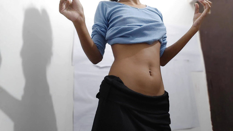 desigirl93: Teen předvádí krásné tělo, úzká kundička a malá prsa jsou velmi...