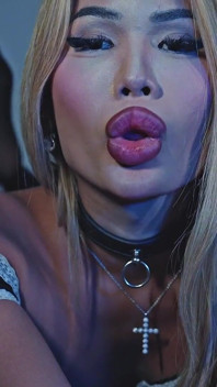 Výcvik submisivní asijské ladyboy otrokyně a anální casting