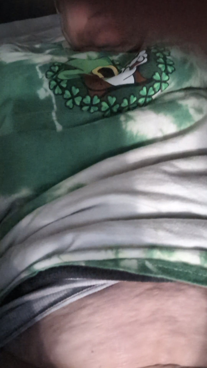 Jamponie Sexy Hot Milf: Aku lagi asik fingering memek dan itilku pakai mainan seks...