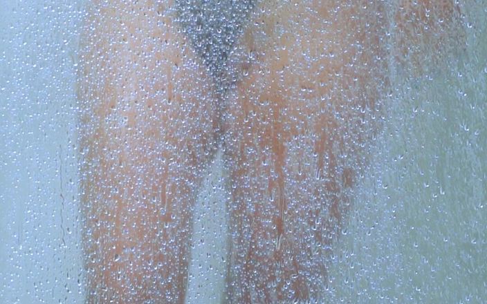 Little Dessert: Üniversiteli bronzlaşmış muhteşem kız bikinili duş alıyor