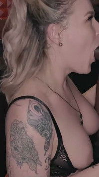 MILF blonde yang bertetek besar Charley Hart mengambil pancutan muka kote hitam besar dari Rom Major