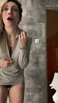 Antrenmandan sonra spor salonunda soyunma odasında poz veriyor. Seksi Yavaş Kuruyan Saç