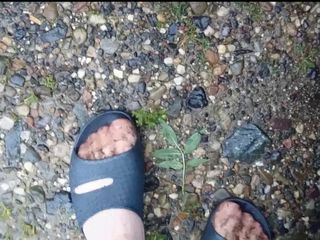 Carmen_Nylonjunge: Des pieds en nylon s’amusent dans la flaque d’eau sale