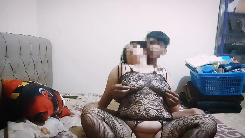 my_wife_chubby: Il corpo paffuto della mia figliastra è sexy con la sua...
