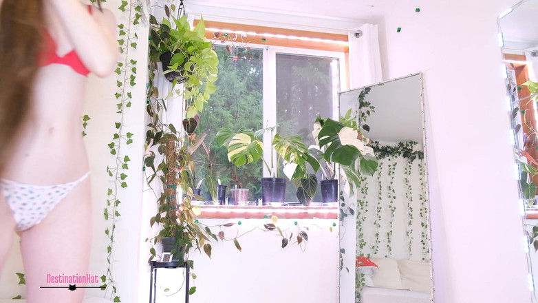 Destination Kat: Tirando a roupa para atenção