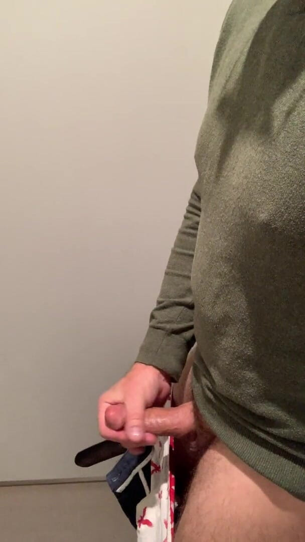 TJenner: Horny, so I jerk-off in the airport bathroom