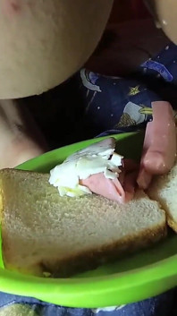 Mon esclave anale mange un délicieux sandwich préparé dans son trou du cul