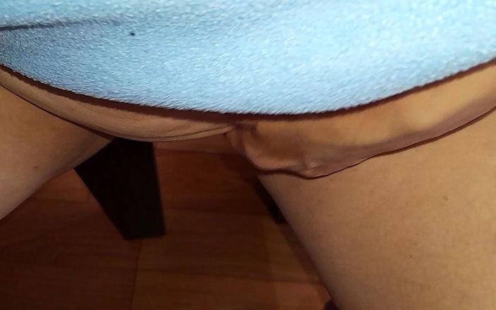 Lesbian-candys: Я застукала свою мачеху за съемкой порно-видео под столом