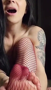 Un tratament fără sutient de sărbători! Lasă-mă să te plimb prin acest orgasm cu ciorapi de plasă și picioarele mele. Te vei bucura de acest gif cu instrucțiuni de masturbare picant
