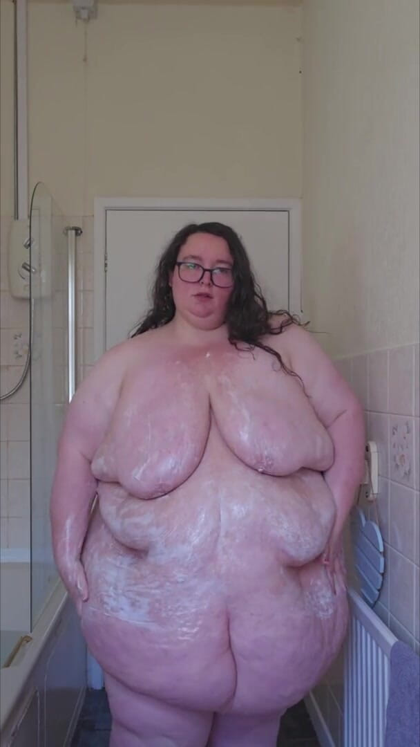 SSBBWLadyBrads: SSBBW 뚱뚱한 여신은 뚱뚱한 몸을 거품으로 2부