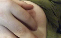 Я ласкаю мои соски нежно!