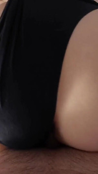 彼女の大きなお尻の後背位スタイルを彼女の大きな黒いパンティーを通してファックします!