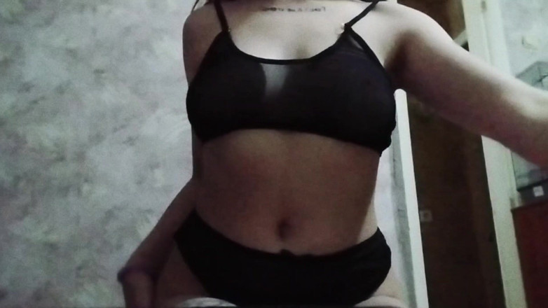 Miss_Kaprizzz19: Saya Datang Dari Kolej, Saya Membuka Pakaian Untuk Awak Dan...