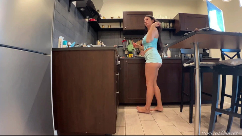Princess Monica: Ho beccato a cucinare in pantaloncini. ora ti sto stuzzicando...
