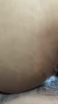 Memakan pasif yang aktif dan mani di pantatnya