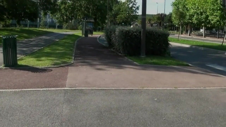 Nude in France: Max est invité à baiser une MILF sexy pendant une nuit