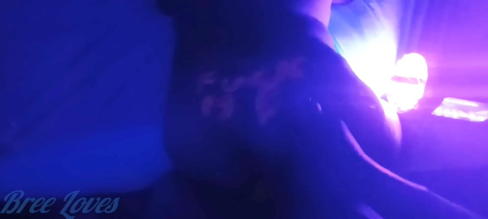 Bree Loves: 穿着身体油漆的大屁股白人美女得到她想要的