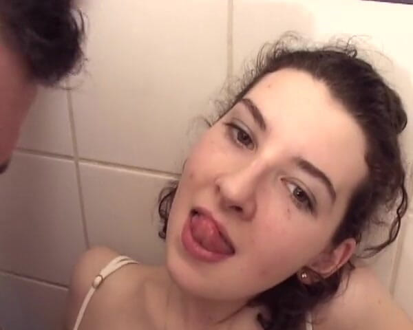 Filles Francaises: Owłosiona francuska laska assfucked w łazience