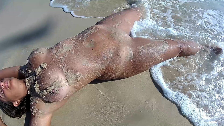 DreamStudioCouple: Khỏa thân trên bãi biển