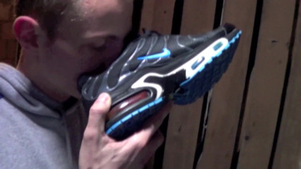 Sneaker gay: Romain sucked his friend in sneaker
