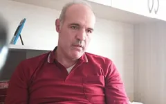 Un trickle di sperma esce dal mio cazzo