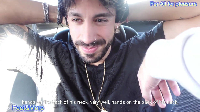 Fer All for pleasure: Tony é pego no carro e faz cócegas