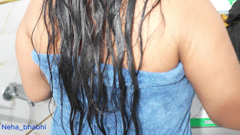 Neha bhabhi0832: 오늘 나는 내 시누이를 알몸으로 목욕, 그녀는 비밀리에 그것을 주었다.