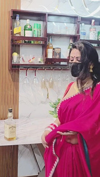 La moglie sexy e arrapata del vicino con la figa pelosa
