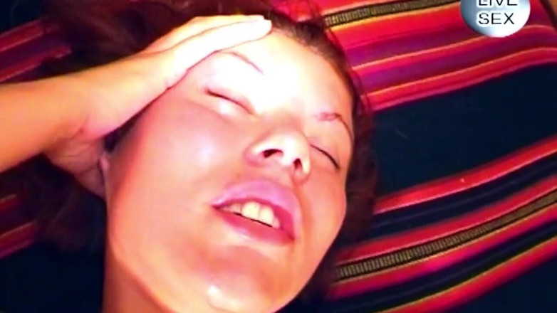 TRASHPORN: Gagică matură își fute cu degetele pizda neglijaculată până la orgasm