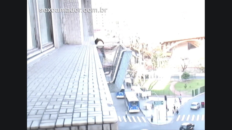 Amateurs videos: Brunette masturbates with big black toy on apartment's balcony