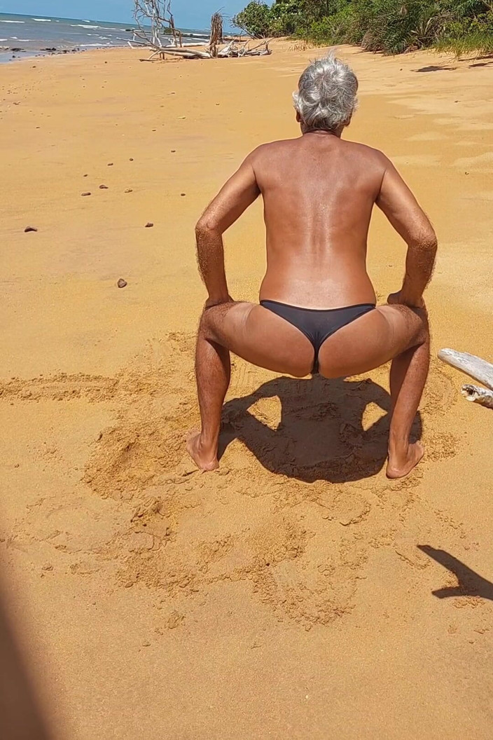 Ladysilvas: Ladysilva na pláži v kalhotkách opalují její sexy zadek