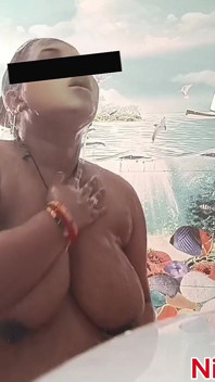 Je me baigne dans la salle de bain avec la chatte en train de se faire baiser ?