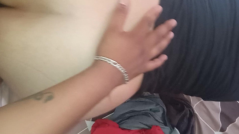 Eatrella j: Viciada, fodida e não deixa ir do seu celular