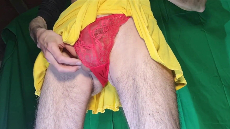 HeIsSooThin: Braguitas De Encaje Rojo Con Minifalda Amarilla