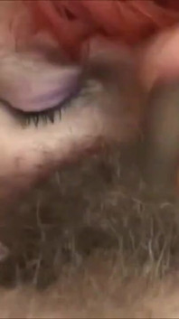 Après une pisse, ma bite est prise dans la bouche pour jouir