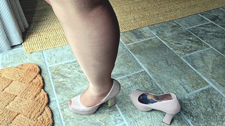 Slutty Ms B: サテンスカーフボンデージは足コキで終わります