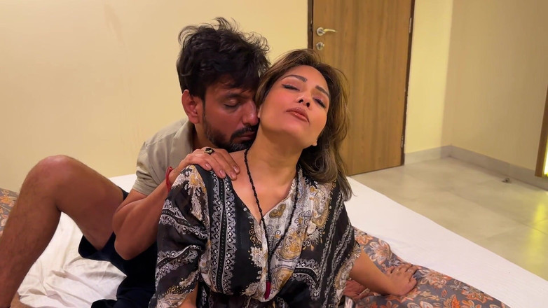 Zoyarat hore ultra: Cô chủ nói với người hầu, ấn đầu tôi